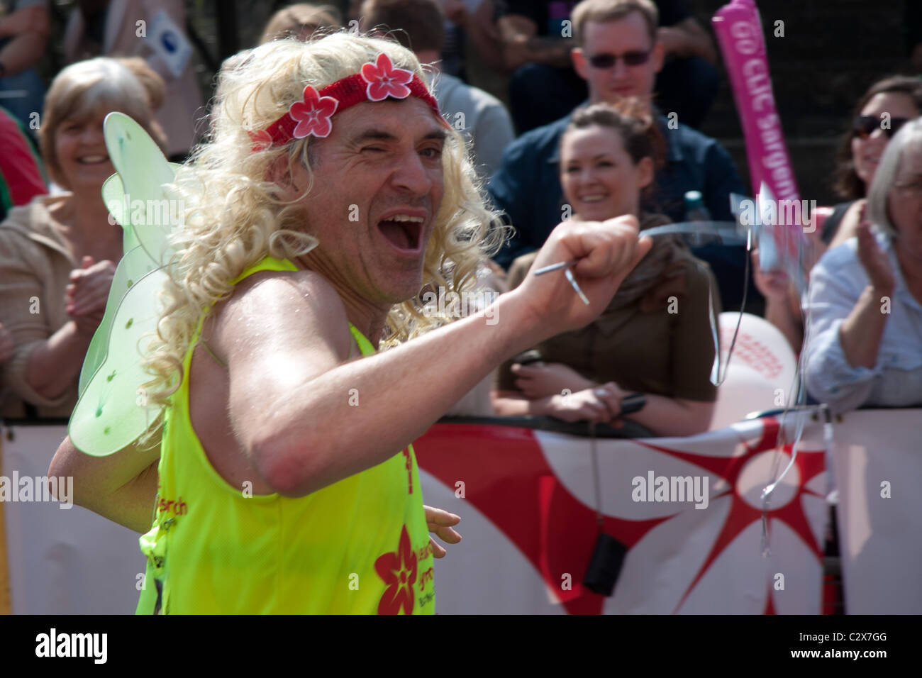 Tony Audenshaw ausgeführt als eine Fee in den London-Marathon 2011 Stockfoto