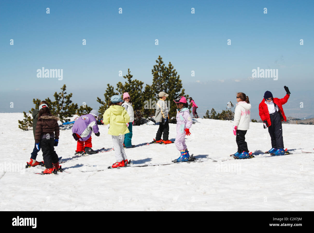 Gruppe von spanischen Kindern mit Skikurs im Skigebiet Sierra Nevada. Sierra Nevada, Andalusien, Spanien Europa. Stockfoto