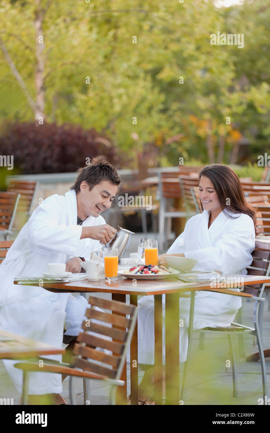 Paar genießt das Frühstück auf der Terrasse im freien Stockfoto