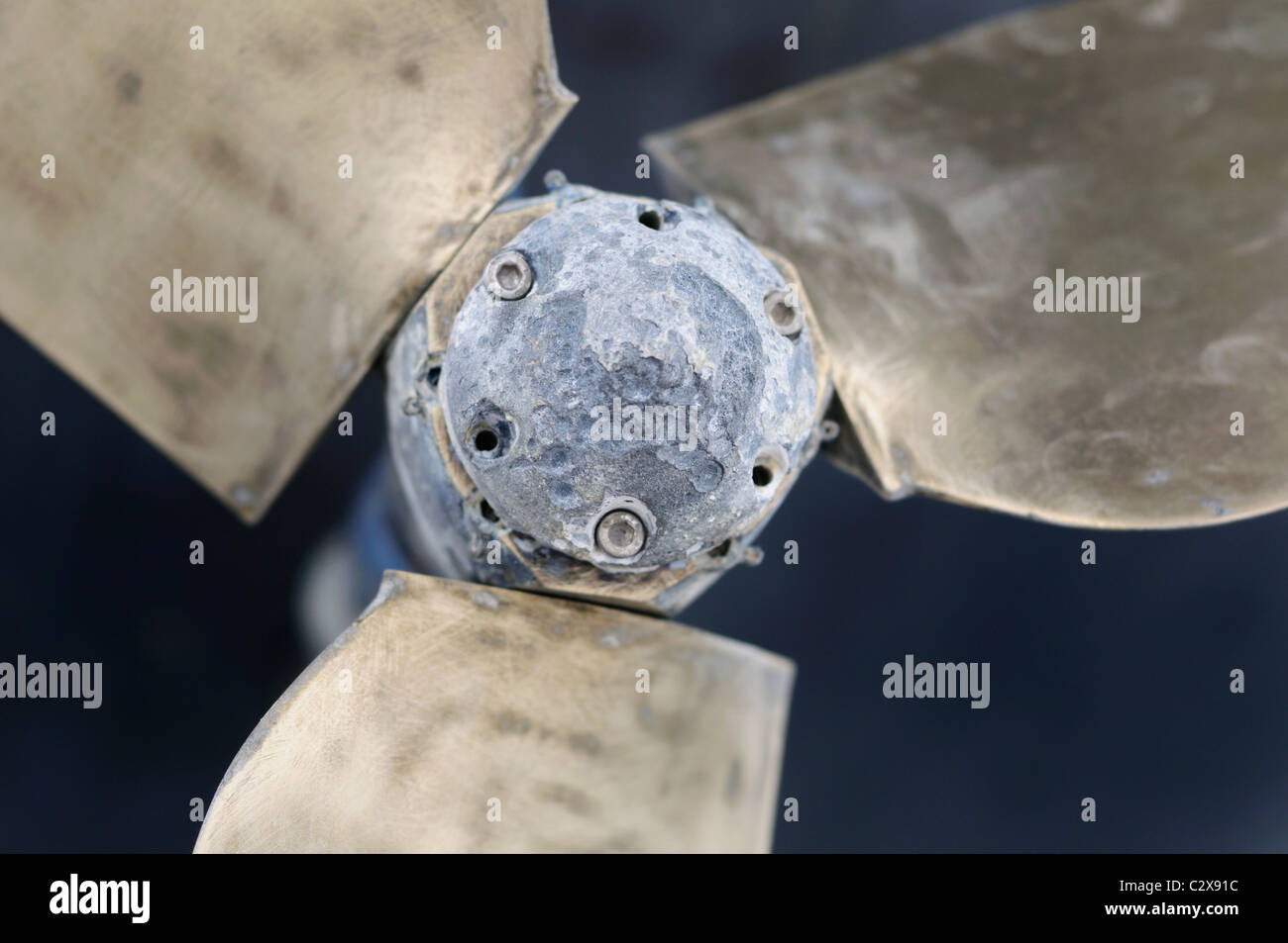 Eine verfallene Anode auf ein Messing Boot Propeller. Stockfoto