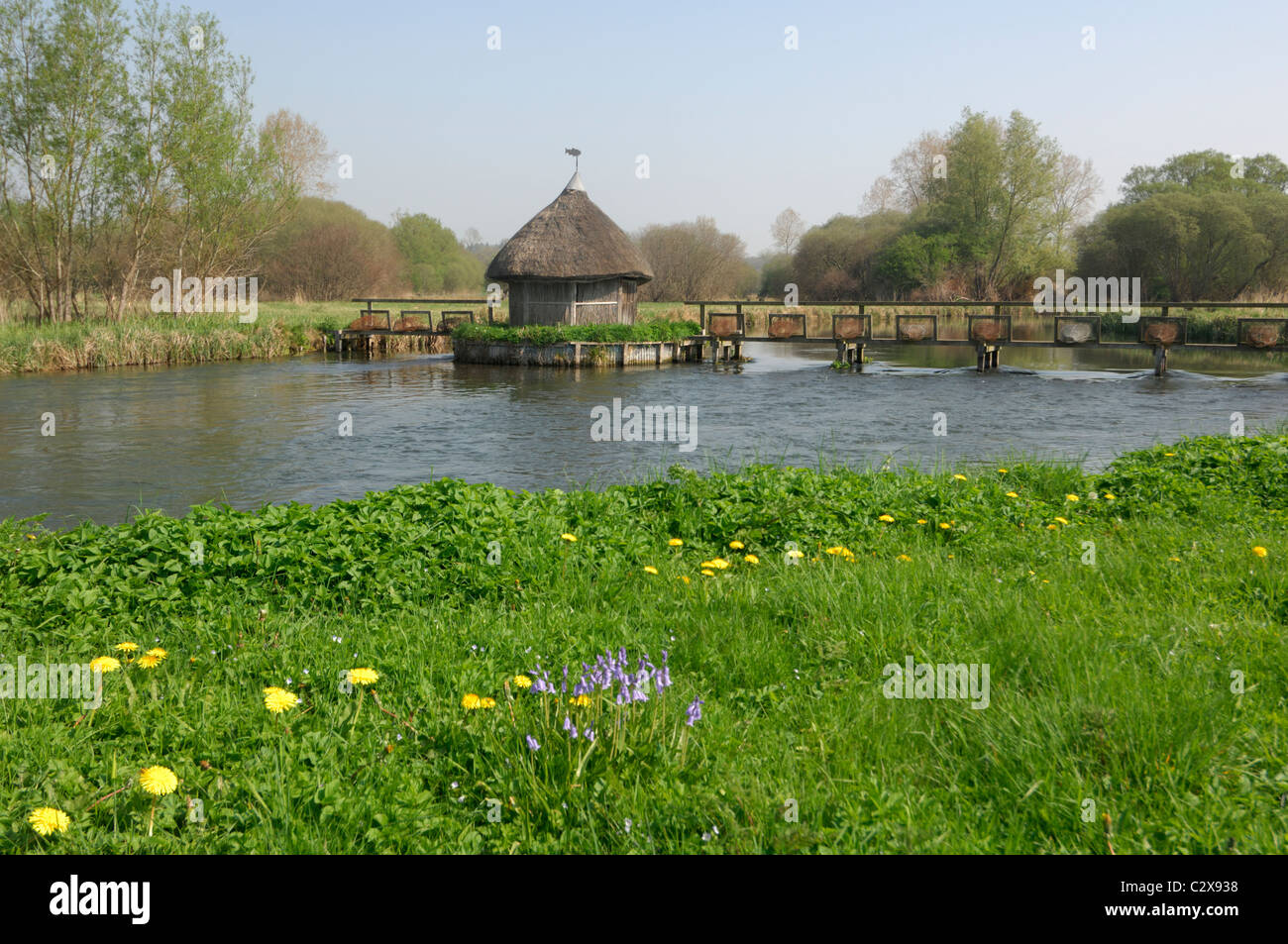 Aal Traps, die von einer Fischerhütte am Longstock, River Test, Hampshire, Großbritannien Stockfoto