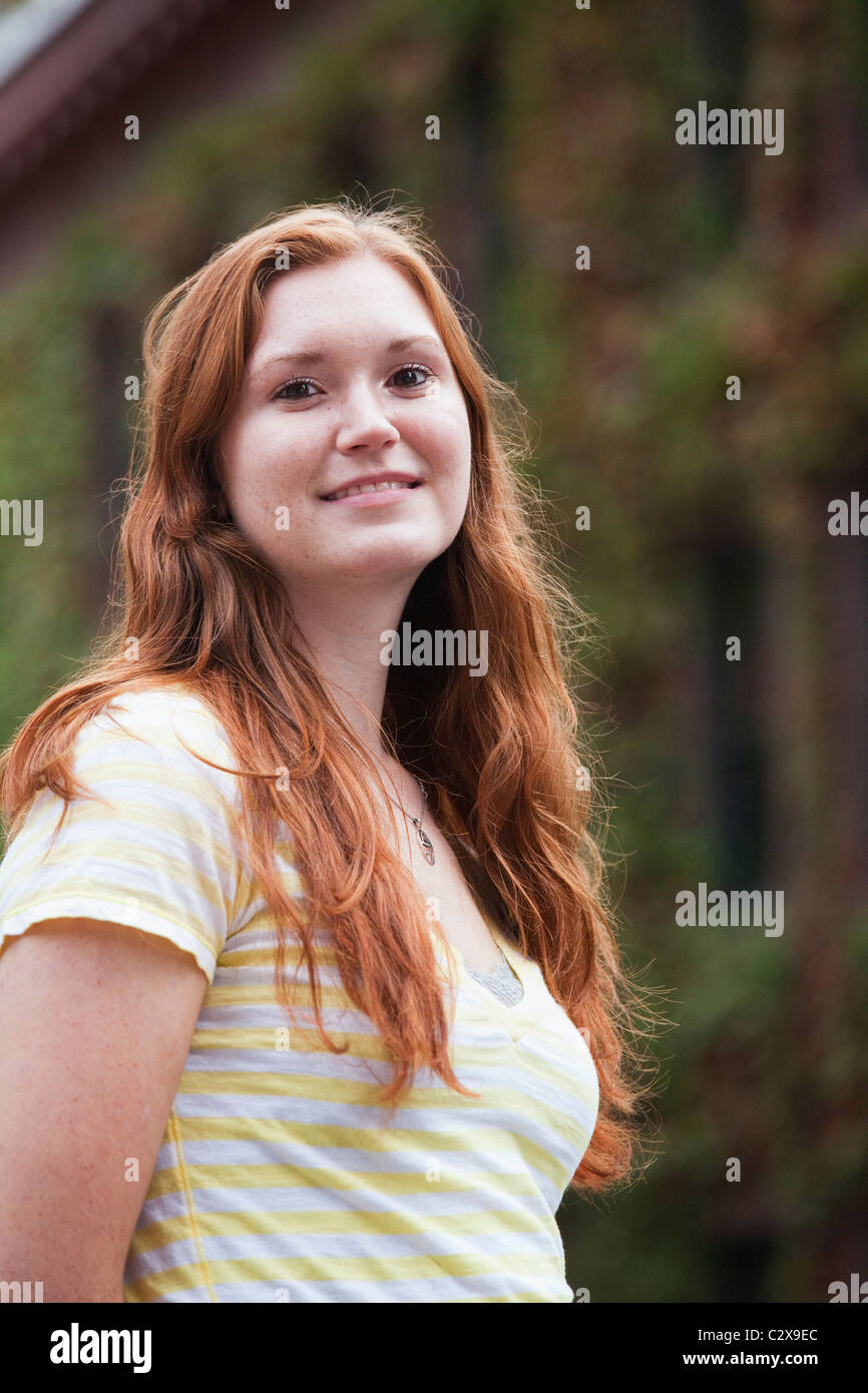 Lächelnde kaukasischen Teenager-Mädchen Stockfoto