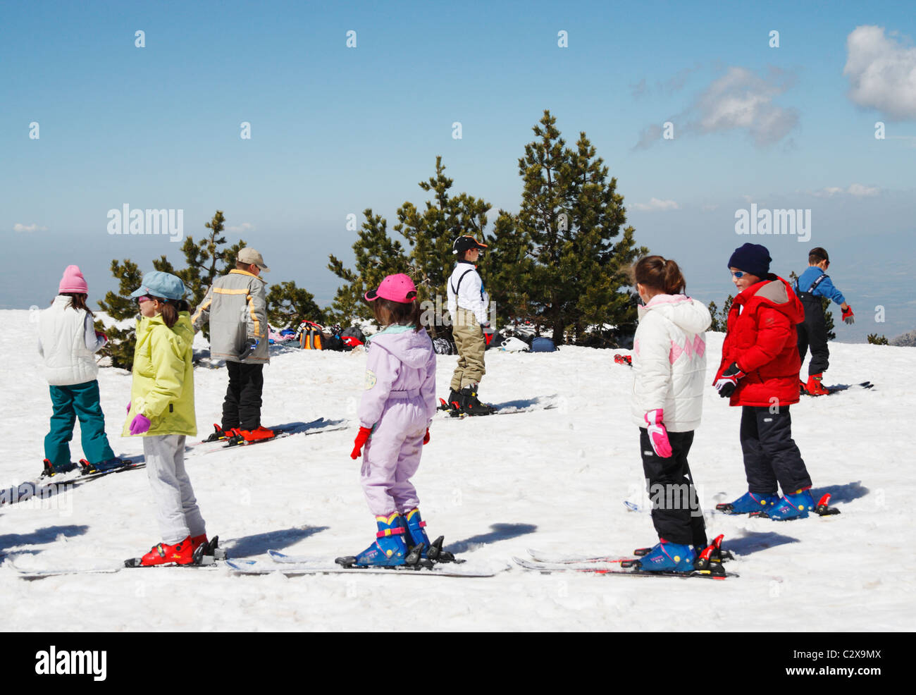 Gruppe von spanischen Kindern mit Skikurs im Skigebiet Sierra Nevada. Sierra Nevada, Andalusien, Spanien Europa. Stockfoto