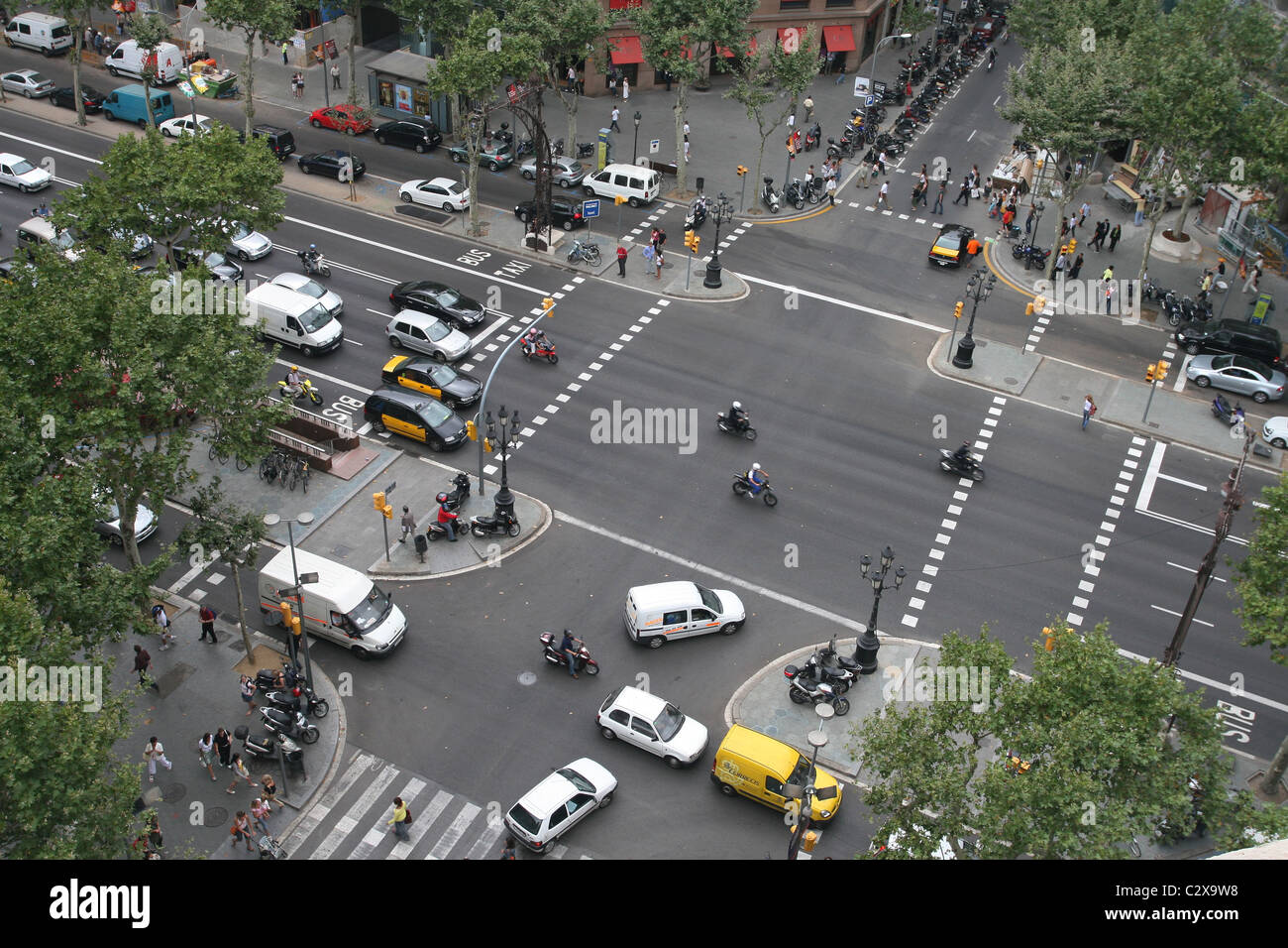Blick vom Dach des La Pedrera an der Kreuzung (Passeig de Gràcia). Barcelona, Spanien. Stockfoto