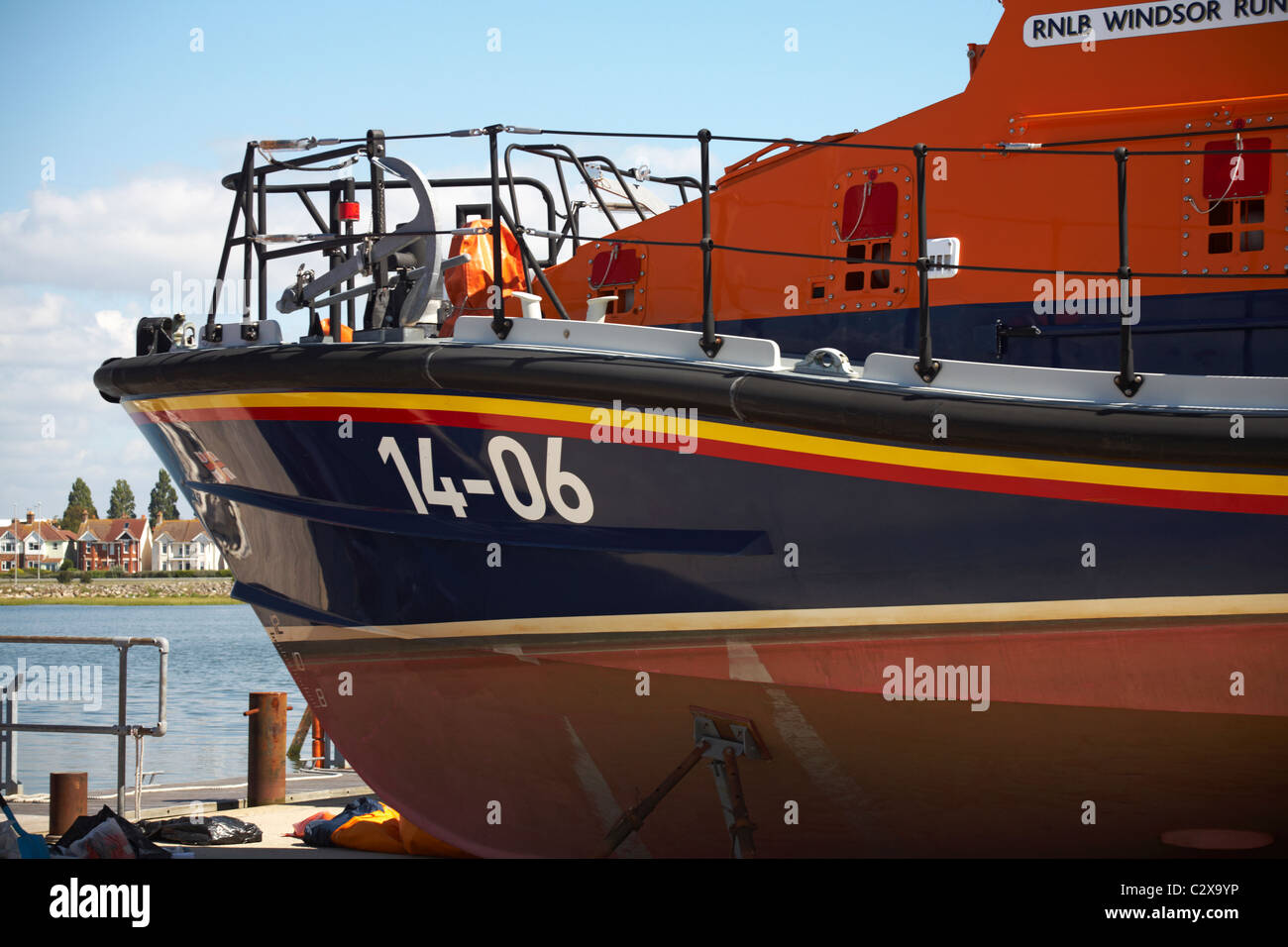 RNLB Windsor Runner Staatsdienst Nr. 42 Rettungsboot aus dem Wasser für die Wartung an Poole RNLI im August Stockfoto