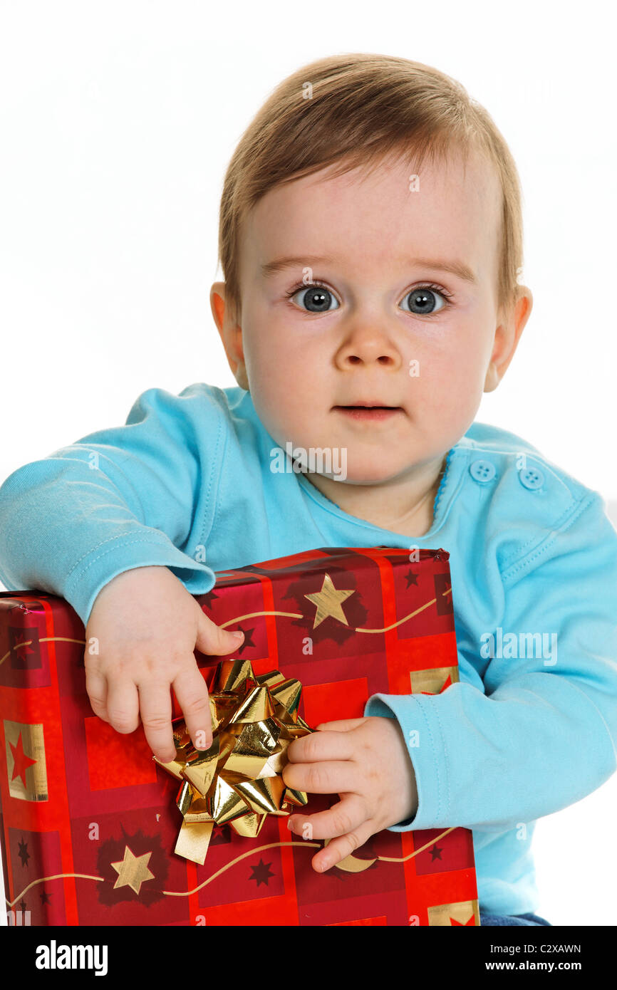 Kleines Kind mit einem Geburtstag-Geschenk-Paket Stockfoto
