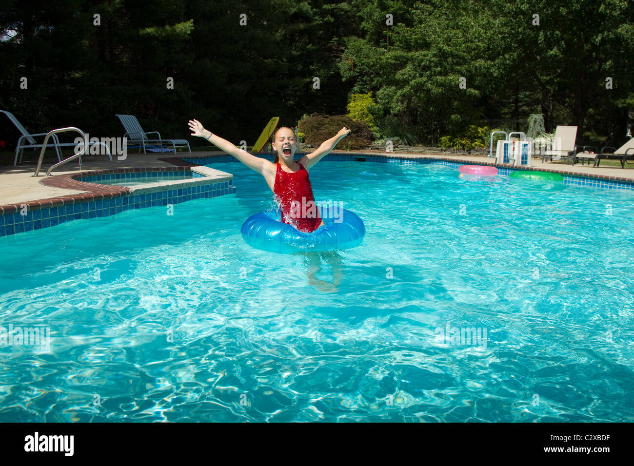 Junges Mädchen Springen Aus Dem Wasser In Einem Schwimmbad Stockfotografie Alamy 