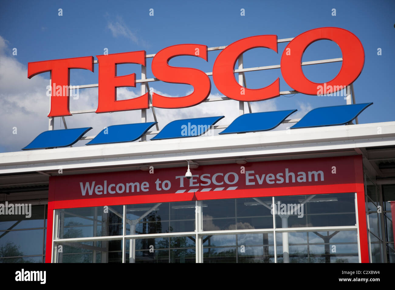 Große rote Tesco Logo Schild über Evesham Superstore UK Stockfoto