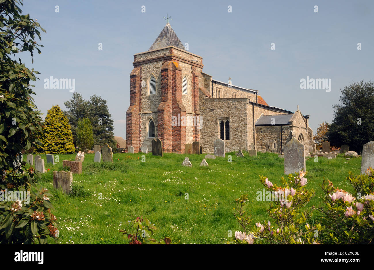 Frühling an der Margarethenkirche, in hohen Halstow, Kent, England Stockfoto