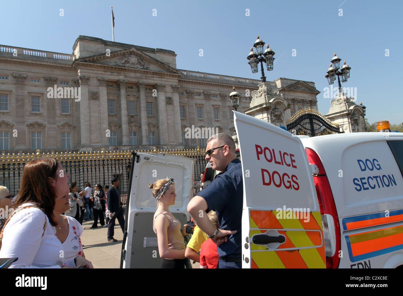 Bombe Beseitigung Polizeieinheit zur königlichen Hochzeit Vorbereitungen vor Buckingham Palast in London Stockfoto