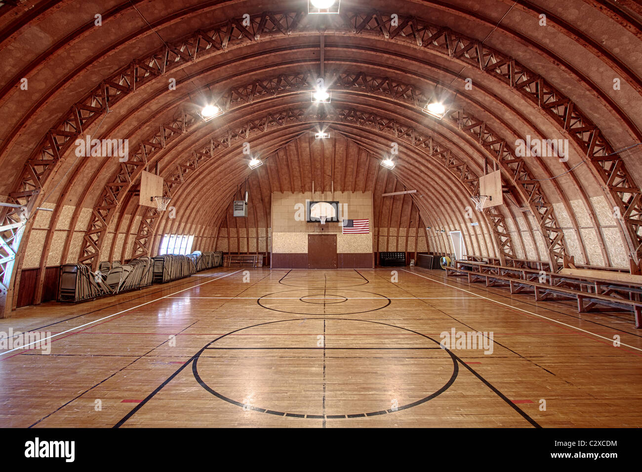 Ein indoor Basketball-Platz errichtet in den 1930er Jahren im ländlichen Nebraska (und meist links unrenovierten seitdem). Stockfoto
