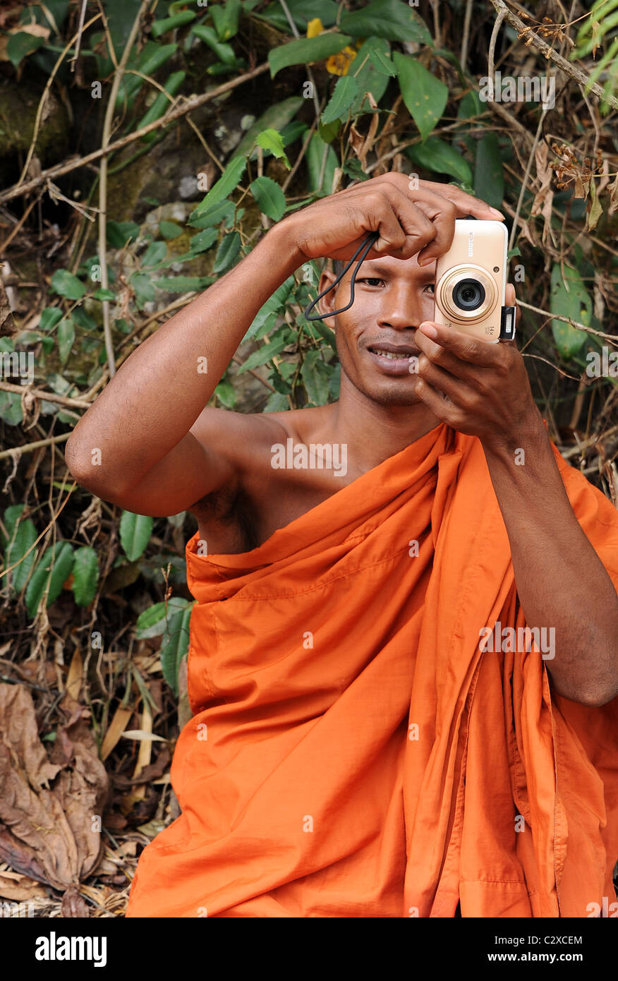 Buddhistischer Mönch Bou Sraa Wasserfälle zu fotografieren. Provinz Mondulkiri, Kambodscha. Stockfoto