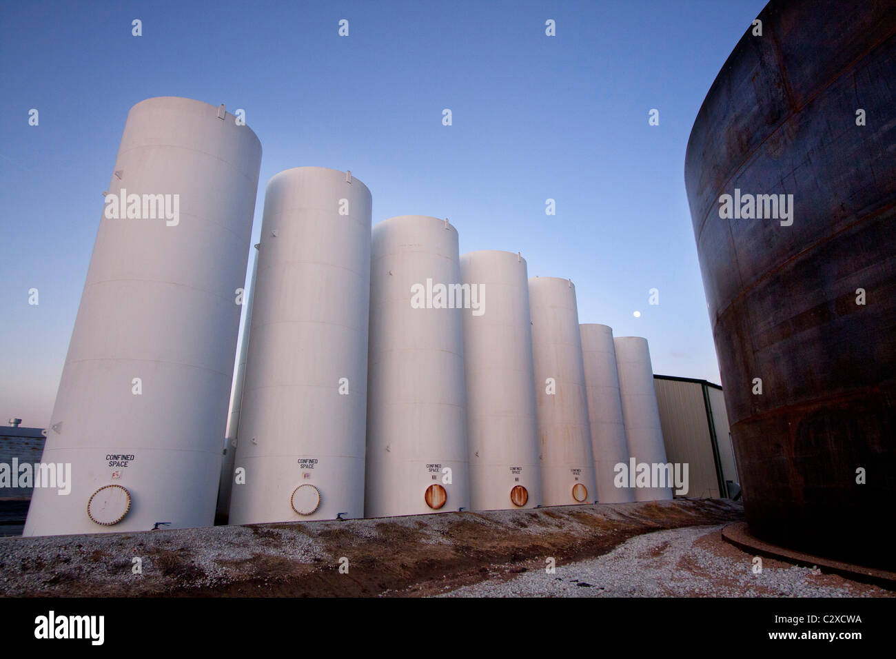 Eingerahmt von landwirtschaftlichen Panzer im ländlichen Nebraska Mond 16.02.2011 Stockfoto