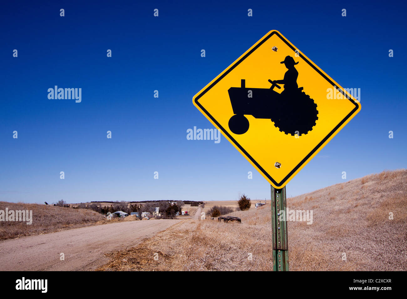 Ein Zeichen im ländlichen Nebraska Alarmierung Autofahrer auf einem Feldweg auf die Anwesenheit von Traktoren. Stockfoto