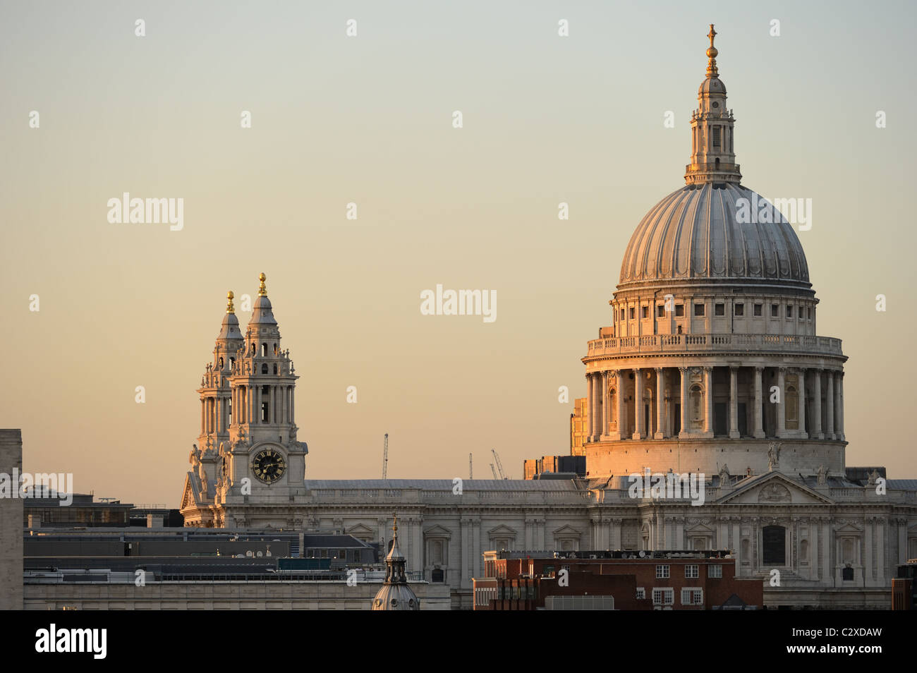 St. Pauls Cathedral, London, England, UK in der Abenddämmerung Stockfoto