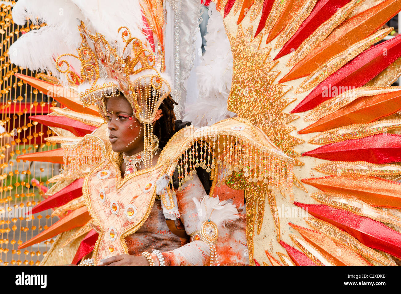 Frau in einem roten und goldenen gefiederten Kostüm im Karneval Port Of