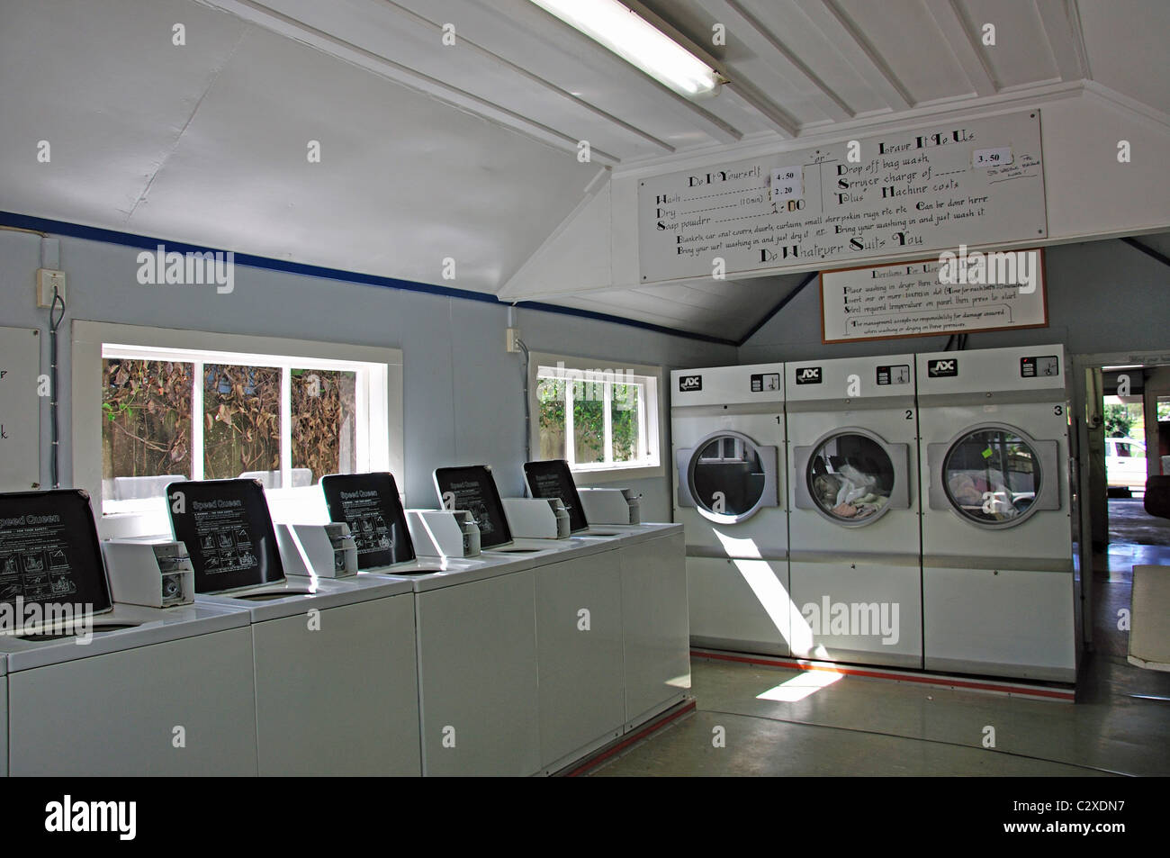 Lokalen Waschsalon Interieur, Kapanga Road, Coromandel Town, Coromandel Halbinsel, Waikato Region, Nordinsel, Neuseeland Stockfoto