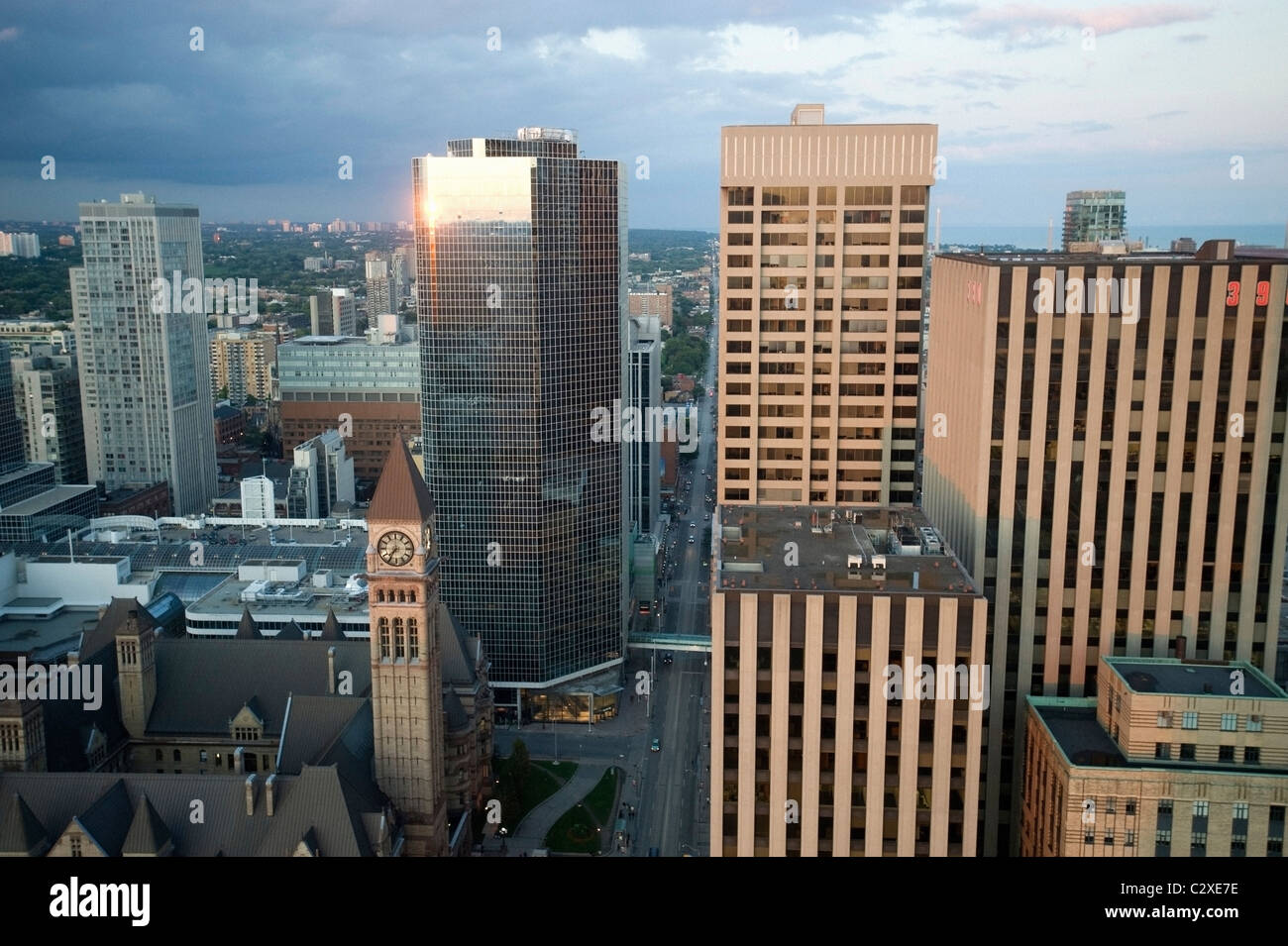 Toronto, Ontario, Kanada; Blick auf die Stadt der Wolkenkratzer und altes Rathaus Stockfoto