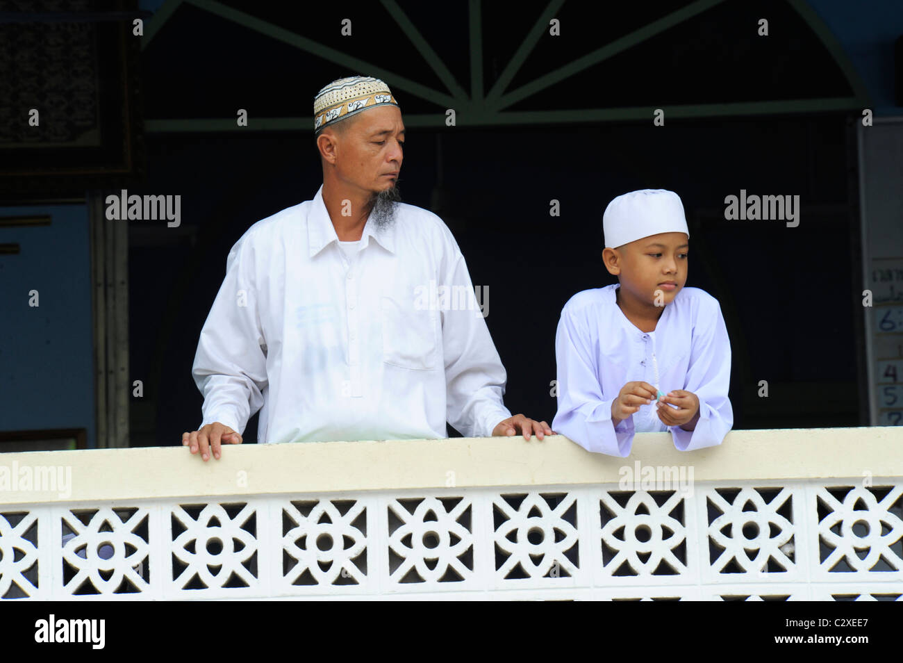 Vater und Sohn in Moschee, am frühen Morgen in Mae Sot, westlichen thailand Stockfoto