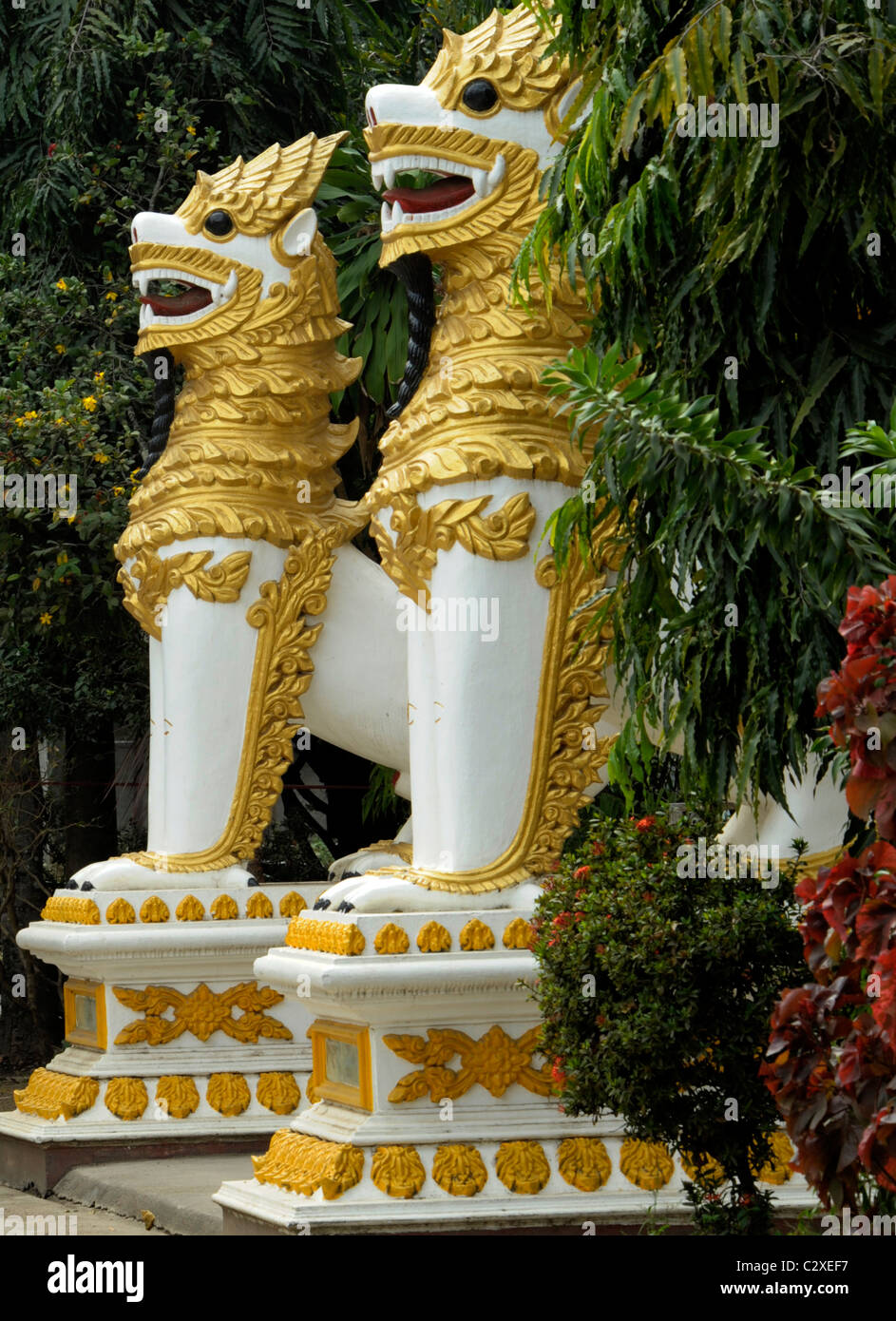 Löwen-Statuen bewacht Eingang zum Wat Luang, ursprünglich ein Shan Tempel, Mae Sot, westlichen thailand Stockfoto