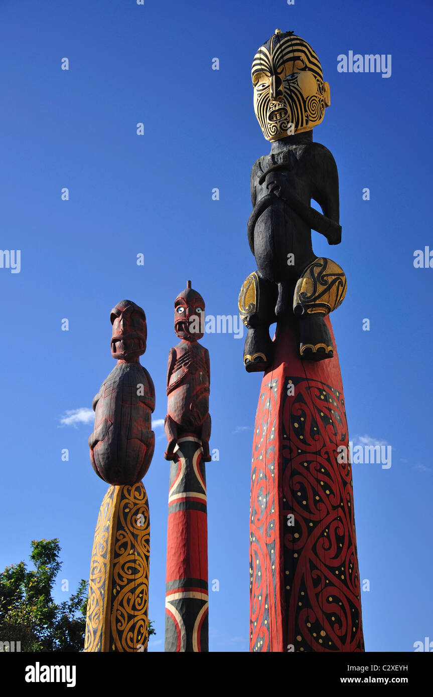 Maori Totem Schnitzereien am Ufer, North Island, Neuseeland, Region Waikato, Hamilton, Skycity Casino Stockfoto