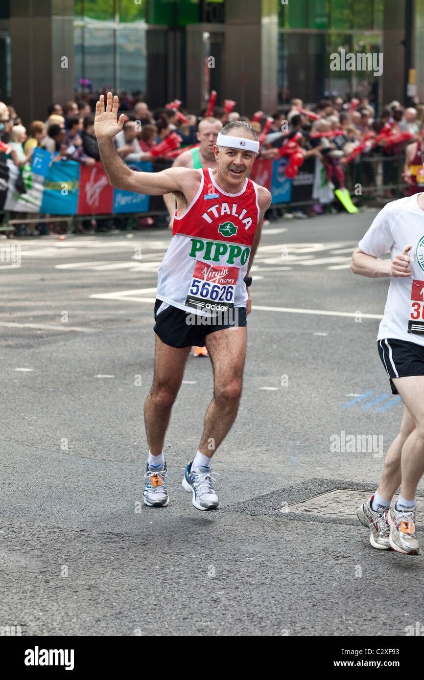 Fancy Dress Läufer auf den London Marathon 2011 bei Canary Wharf, Docklands, London, England, Vereinigtes Königreich. Stockfoto