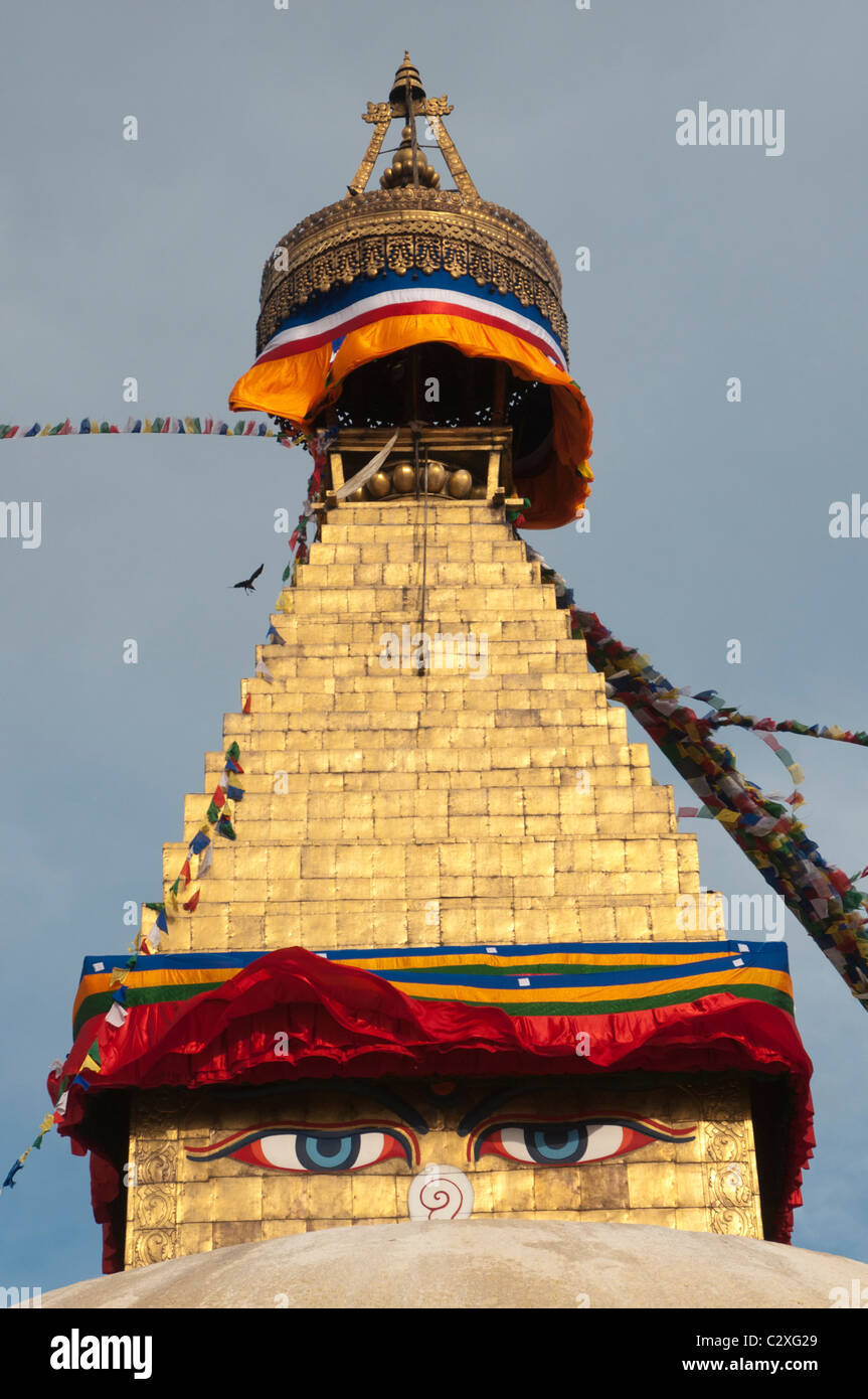 Die allsehenden Augen des Buddha blicken aus der berühmten Boudha Stupa in der Nähe von Kathmandu, Nepal. Boudha ist zu einem Schwerpunkt für tibetisch-buddhistische Exilanten geworden. Stockfoto