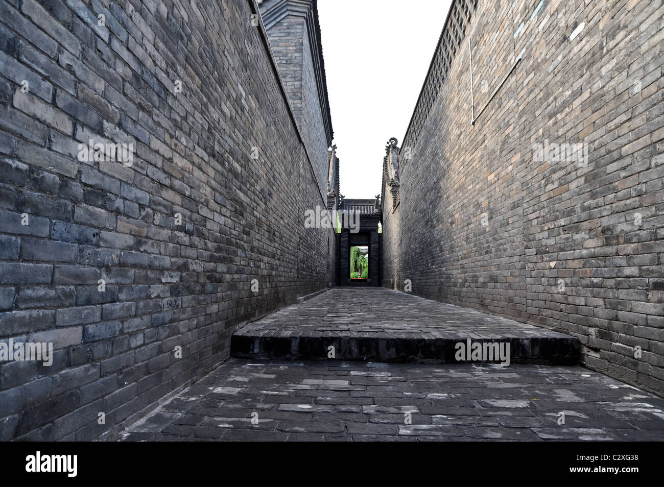 Eine lange schmale Gasse zwischen hohen Mauern in Shanxi, China Stockfoto