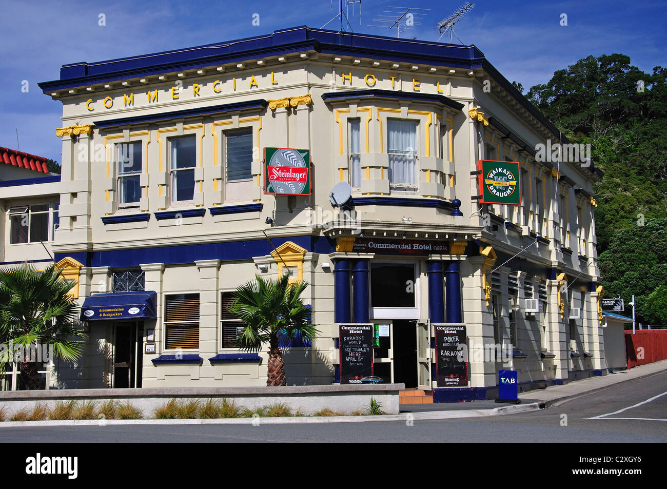 Historische Werbung Hotel, Strand, Whakatane, Region Bay of Plenty, Nordinsel, Neuseeland Stockfoto