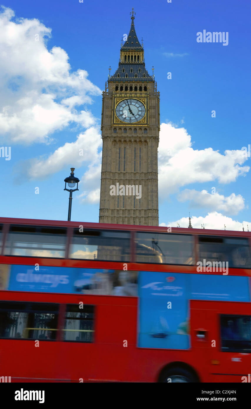Big Ben in London England mit einem roten Londoner Bus vorbei Stockfoto