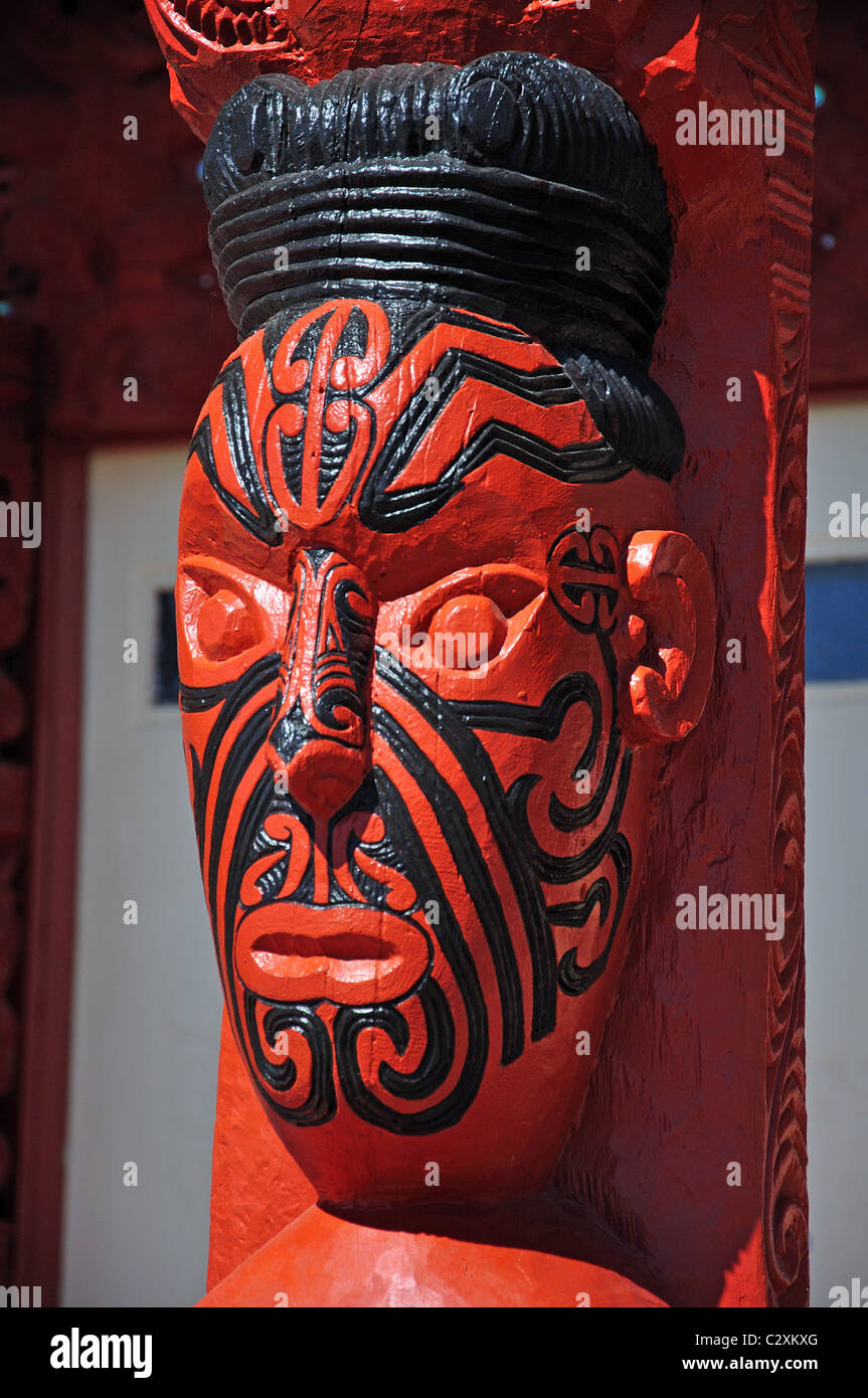 Carven auf Haus der Begegnung, Whakarewarewa lebenden Thermal Village, Rotorua, Region Bay of Plenty, Nordinsel, Neuseeland Stockfoto