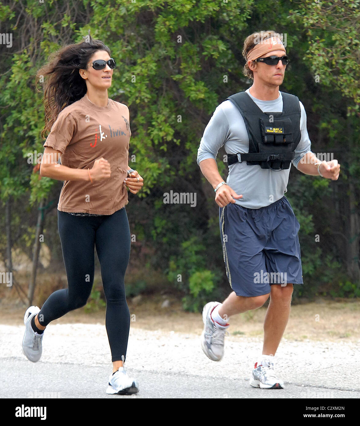 Matthew McConaughey tragen eine V-Max Gewicht Weste beim Joggen mit seinem  persönlichen Trainer in Malibu Los Angeles, Kalifornien Stockfotografie -  Alamy