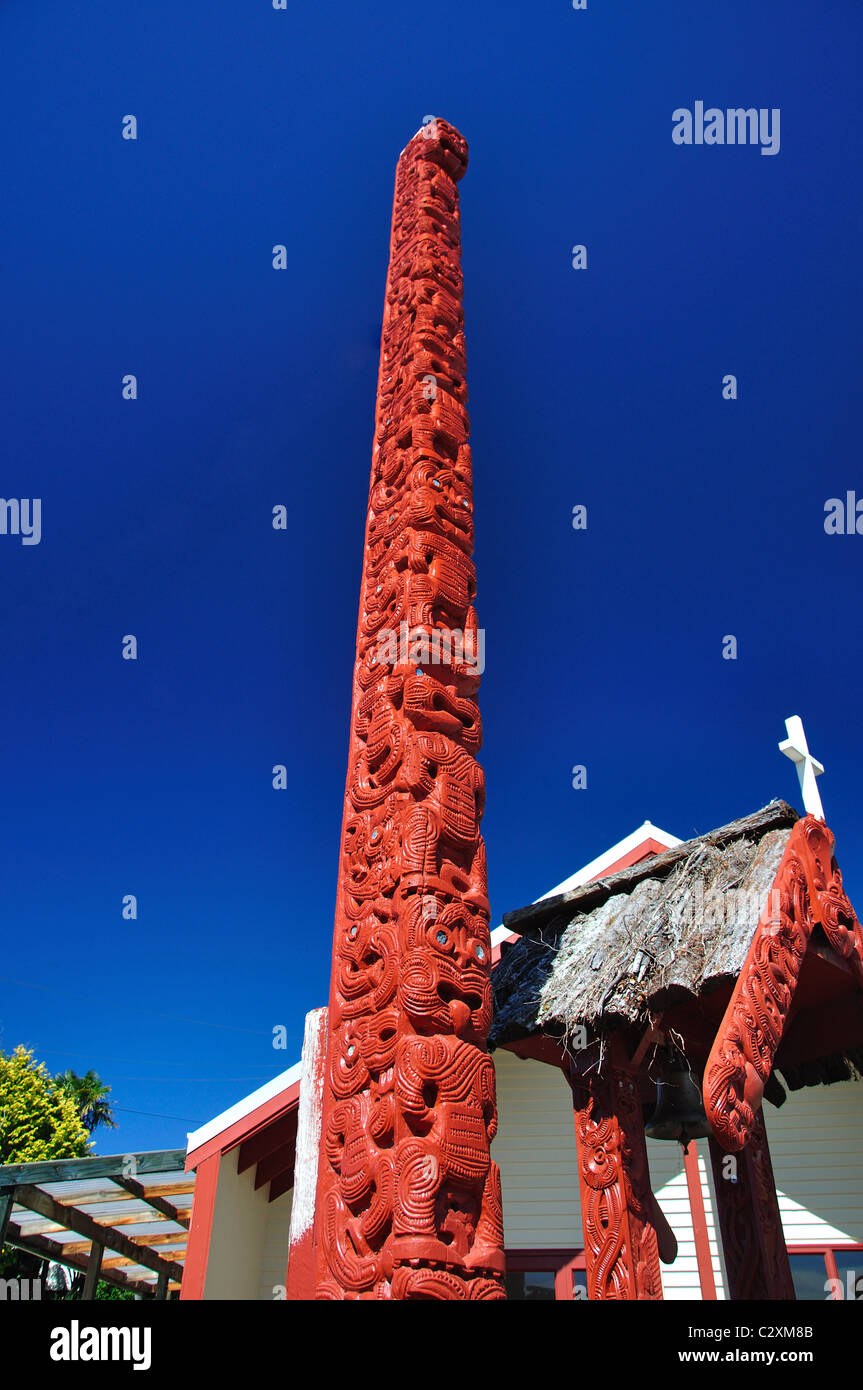 Totempfahl von The Meeting House, Whakarewarewa lebenden Thermal Village, Rotorua, Bucht von viel Region, Nordinsel, Neuseeland Stockfoto