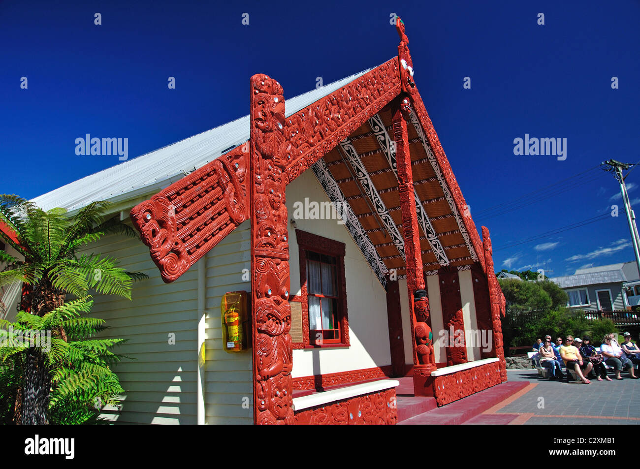 Haus der Begegnung (Wharenui), Whakarewarewa Thermal Village leben, Rotorua, Bay of Plenty, North Island, Neuseeland Stockfoto