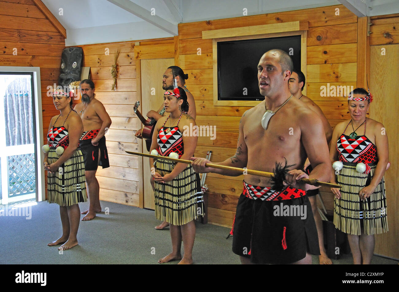 Maori kulturelle Leistung, Whakarewarewa lebenden Thermal Village, Rotorua, Bucht von viel Region, Nordinsel, Neuseeland Stockfoto