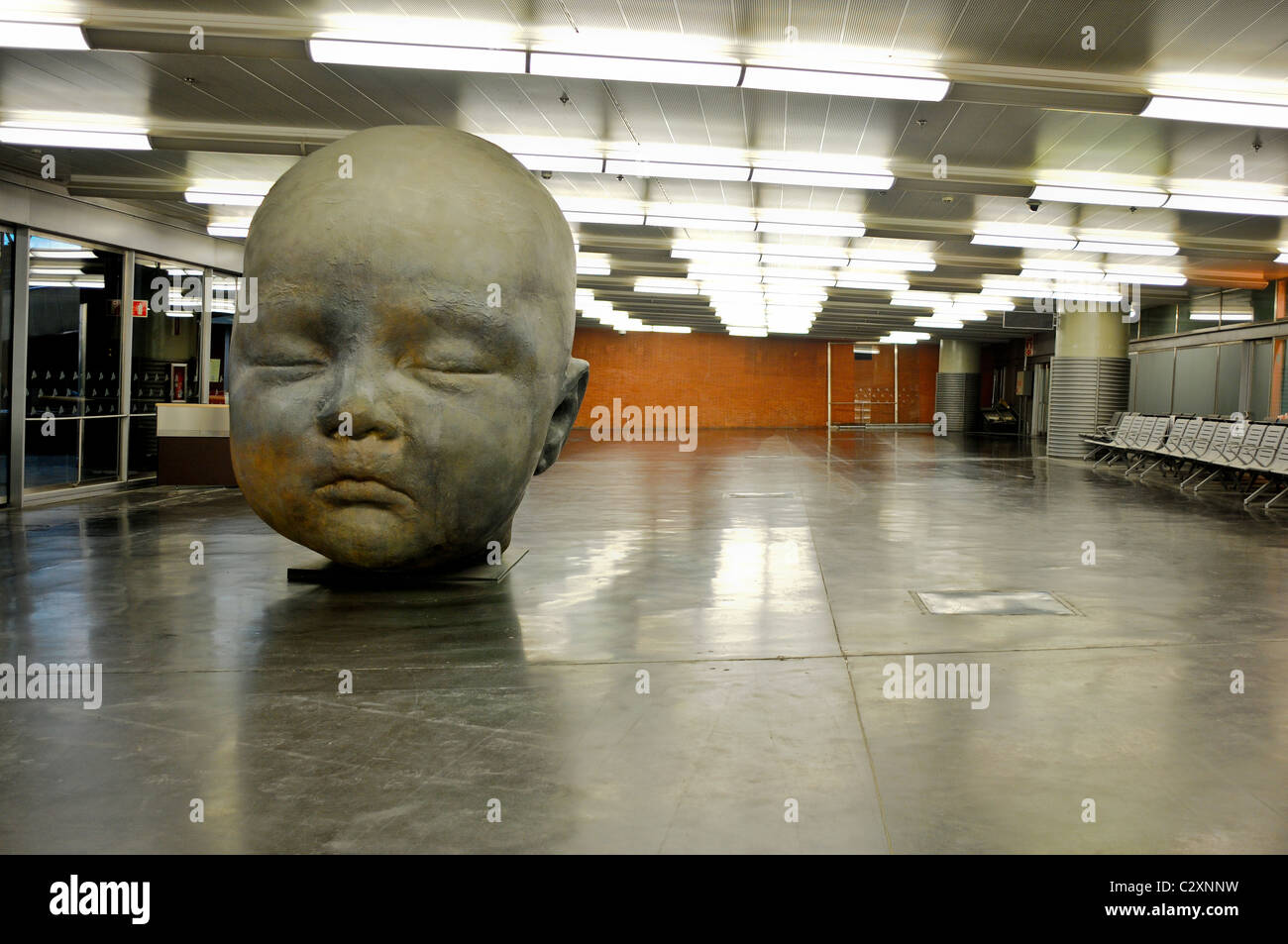 Riesenbaby Kopf Statue mit dem Titel, "Nacht" in der Atocha Bahnhof in Madrid, Spanien. Stockfoto