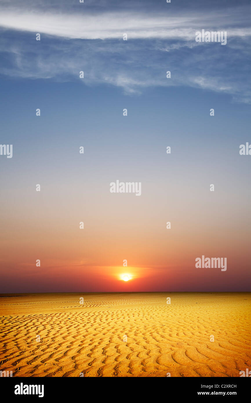 Sonnenuntergang über der Wüste Stockfoto