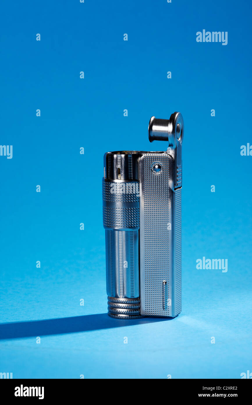Benzin Feuerzeug auf blauem Hintergrund Stockfoto