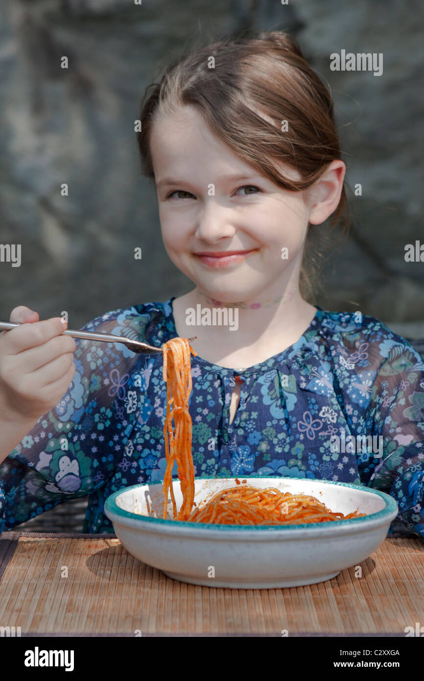 Mädchen isst spaghetti Stockfoto