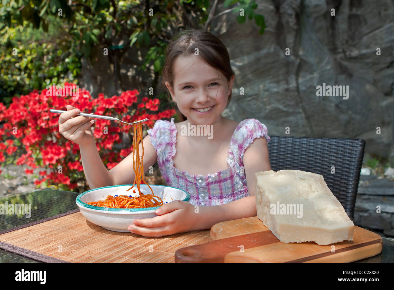 Mädchen isst spaghetti Stockfoto