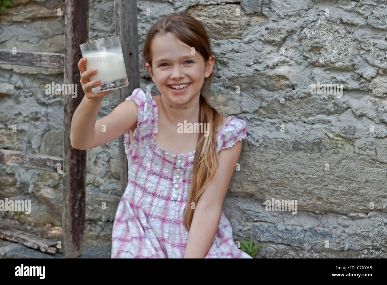 Mädchen ist Milch trinken. Stockfoto