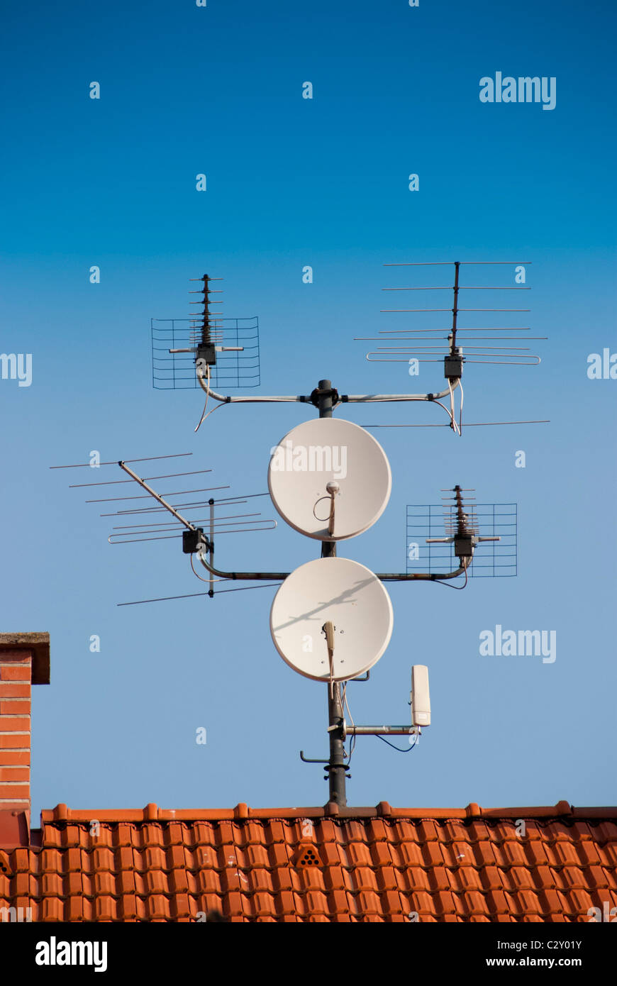 Antennen und Satellitenschüsseln auf dem Dach Stockfoto