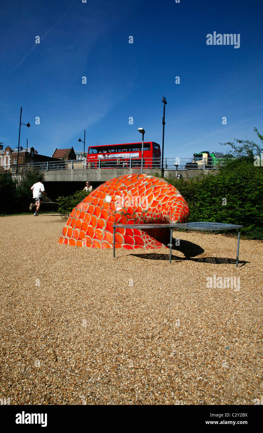 Blick hinter die Fishtail Bank Skulptur in Mile End Park der Regent-Kanal und die "Römerstraße" Brücke, Globus Stadt, London, UK Stockfoto