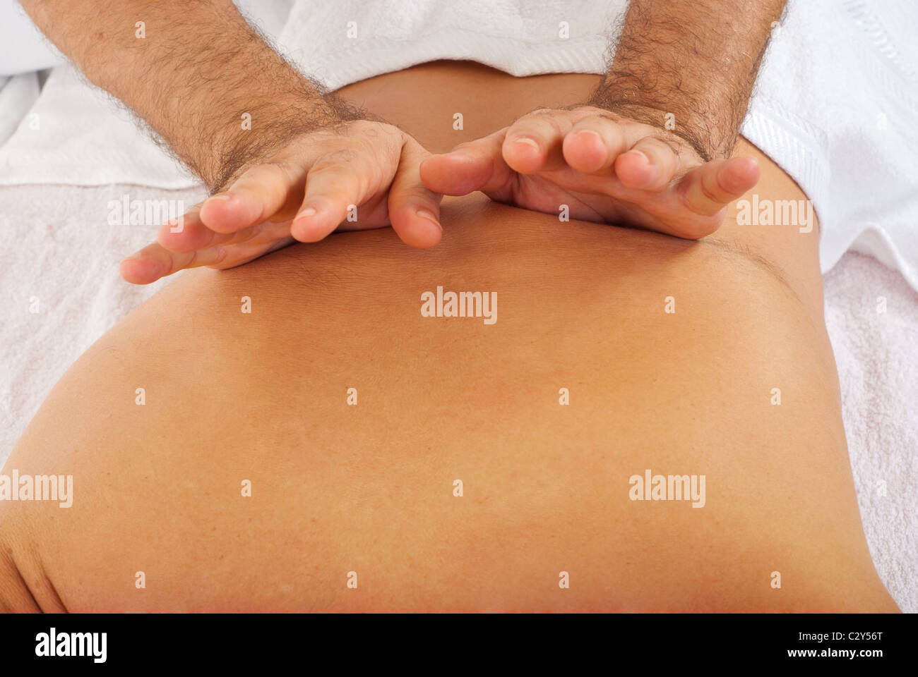 Nahaufnahme eines männlichen Rücken Reibung Massage getan mit dem Handrücken Stockfoto
