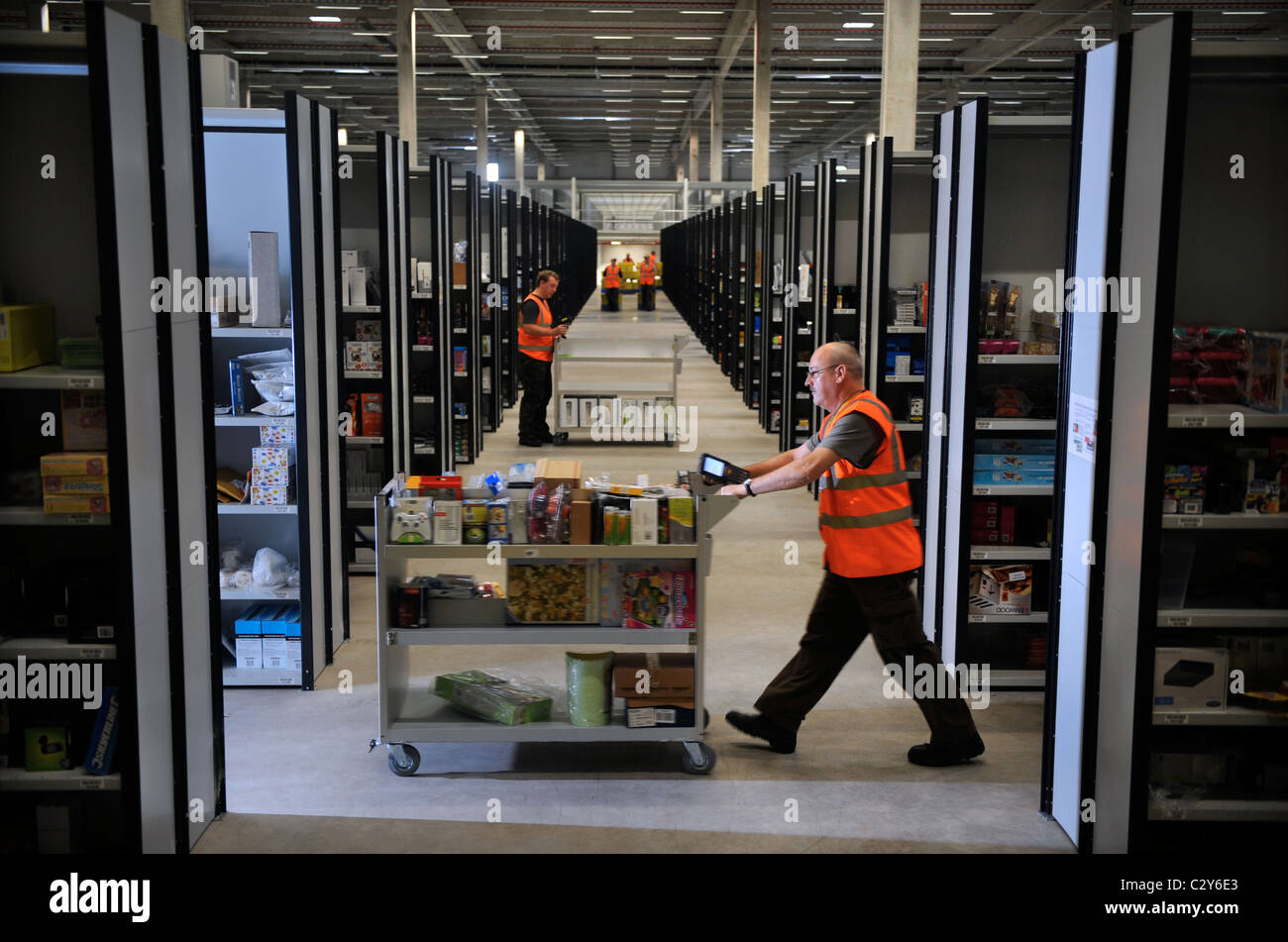 Der Online-Händler Amazon-Logistikzentrum in Swansea, Südwales - Mitarbeiter sammeln Boxen in der "Halle Sortable" Bereich w Stockfoto