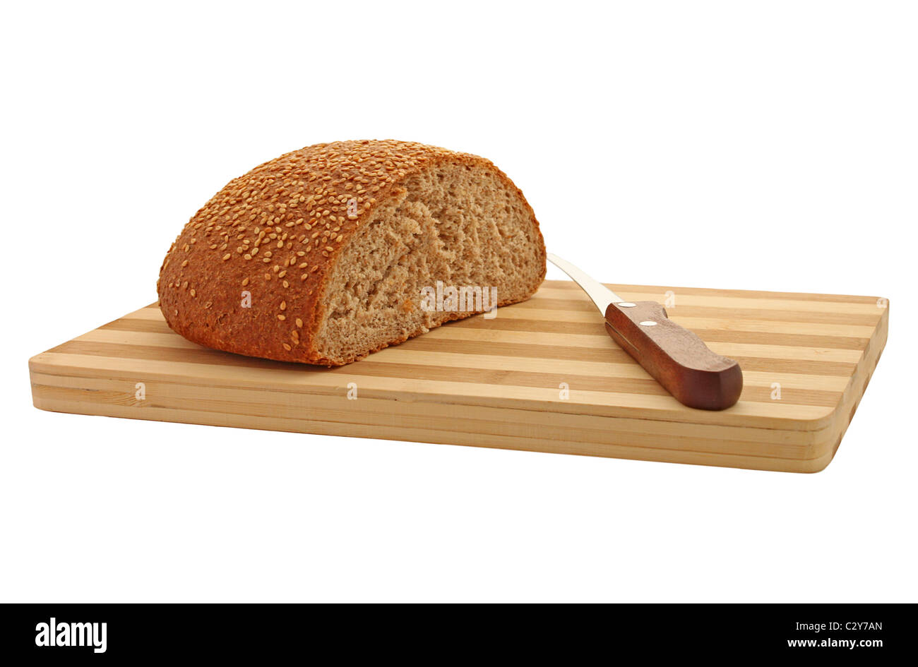 Kleie Brot mit Messer auf Schneidebrett Stockfoto