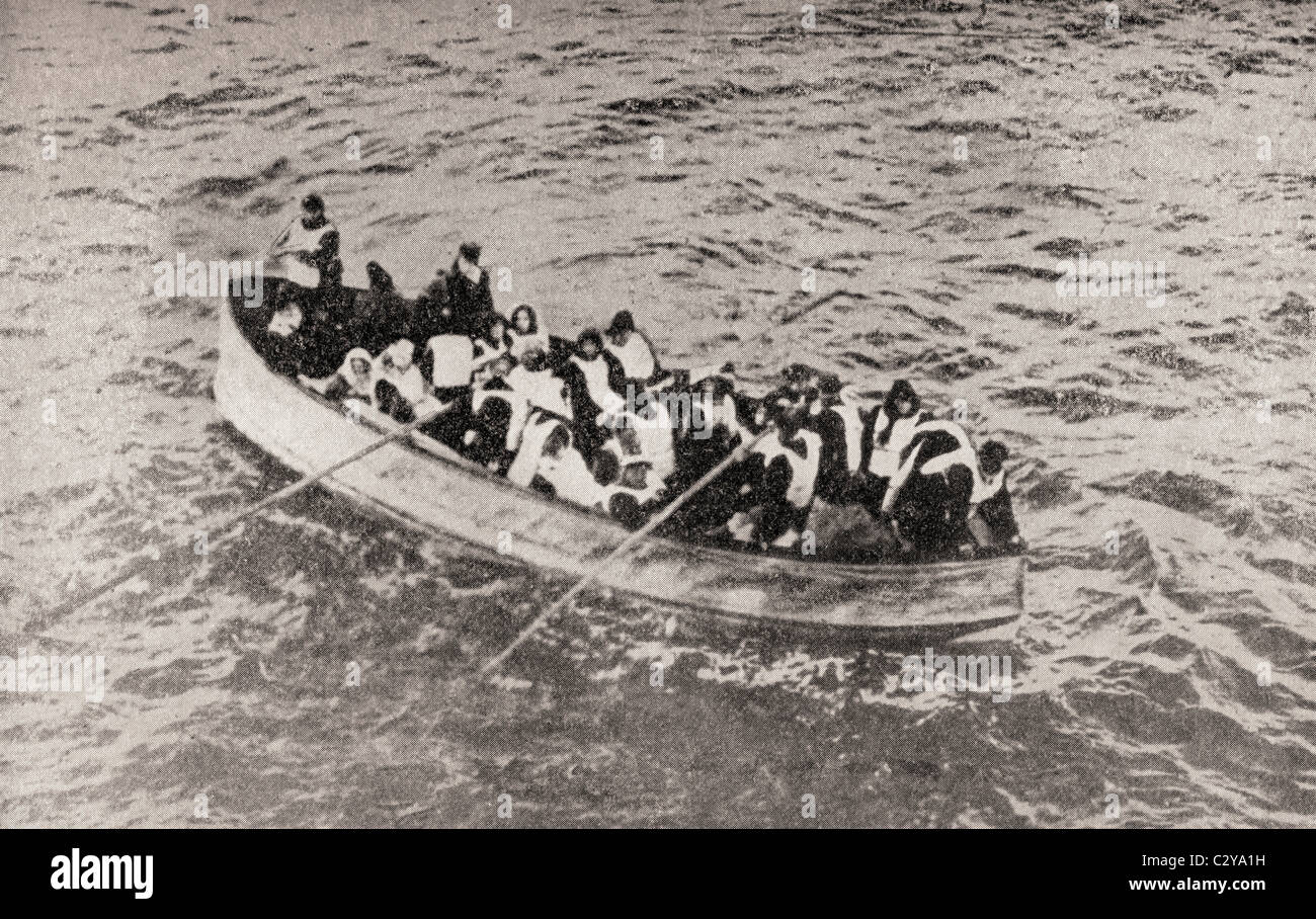 Überlebende der Titanic in einem der ihren zusammenklappbaren Rettungsboote, kurz vor von der Carpathia aufgenommen wird. Stockfoto
