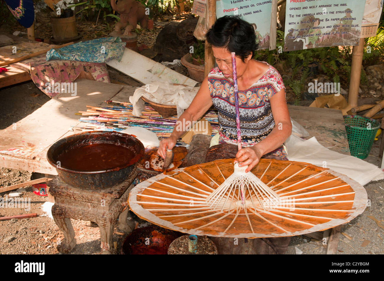 Herstellung von Bambus Sonnenschirme im Bo Sang Umbrella Village in der Nähe von Chiang Mai, Thailand Stockfoto