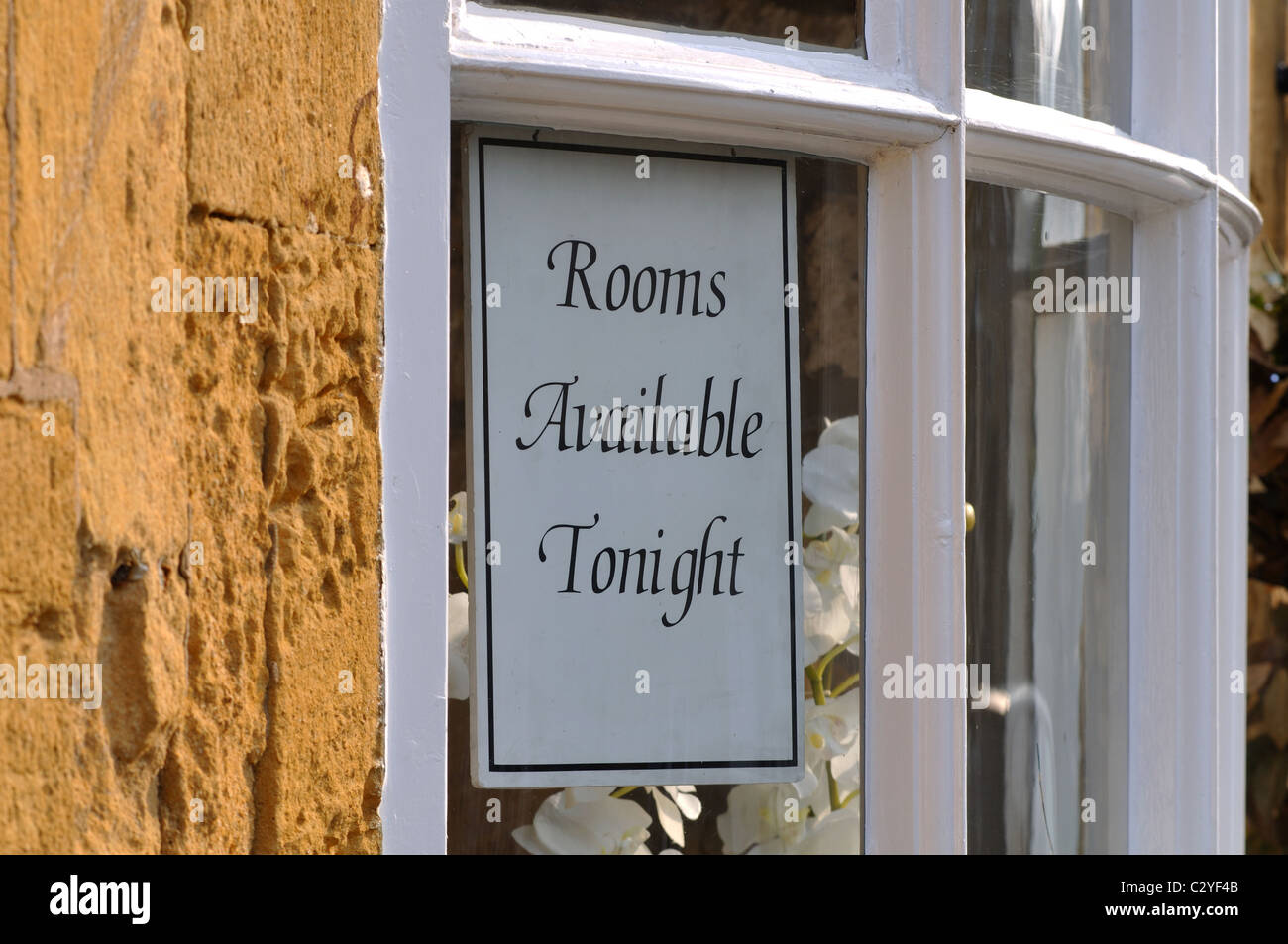 Zimmer zur Verfügung unterzeichnen heute Abend in einem Cotswold-Gästehaus Stockfoto