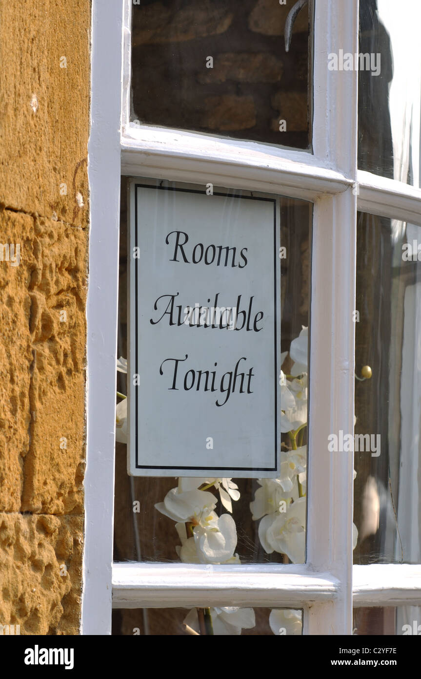 Zimmer zur Verfügung unterzeichnen heute Abend in einem Cotswold-Gästehaus Stockfoto